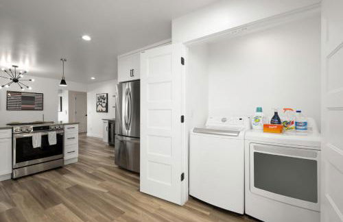 Relaxed Hillside Retreat with Hot Tub and Skyline Views - Foto 25