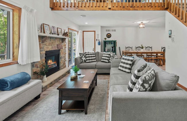 Maple Oasis by Avantstay Newly Built w/ Hot Tub, Game Room & Fire Pit - Photo 5