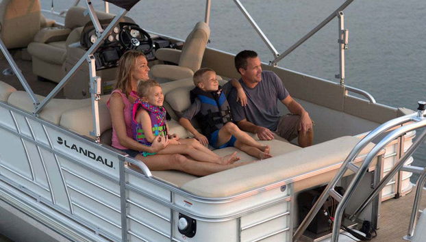 Disfrutando de un paseo en barco en familia