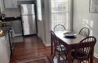 HISTORIC DOWNTOWN KING BED COTTAGE- PARKING and PATIO - Foto 41