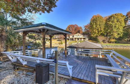 Lakefront Home Private Dock, Tiki Bar, Firepit Shore to Please by Avantstay - Foto 25