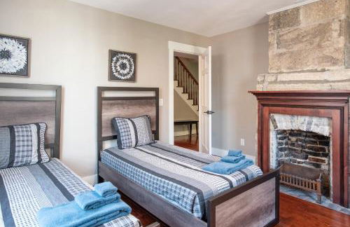 Colonial Quarter hideaway with modern comforts & balcony - near the beach - Photo 17