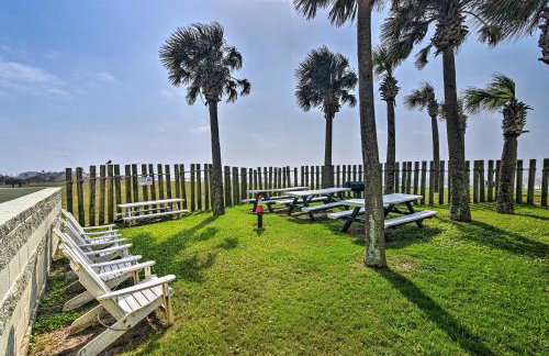 Walk to Galveston Beach Family Condo with Pool - Foto 26