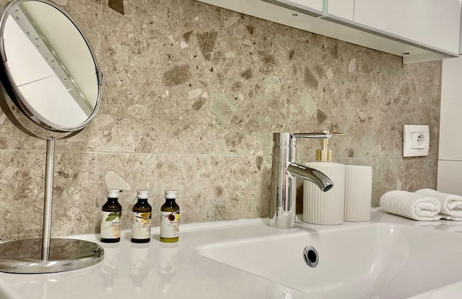 Luxury 2BR 2BA Near Fashion District by Oneluxstay - Foto 77