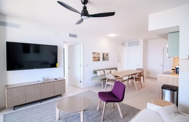 Luxurious Downtown Escape - Photo 24