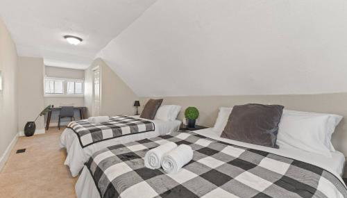 King Bed-Sleep 8-Baby-Fireplace-Laundry - Foto 4