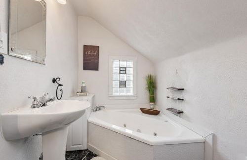 Cheerful 4BR Chalet with Seasonal Pool, Hot Tub - Foto 18