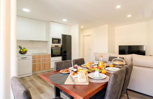 Spacious & Stylish Flat with Garage by HostWise - Foto 18