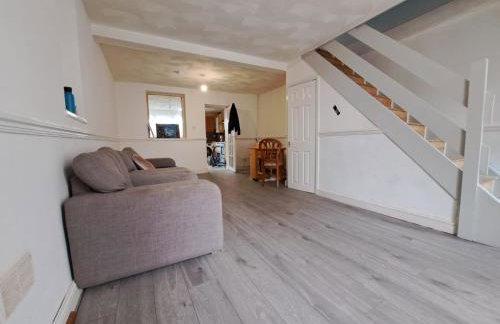 Cheerful 2 bed house free parking nearby park - Photo 3