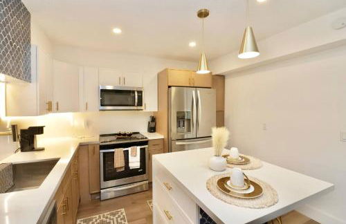 Luxury Oasis Getaway w/pool 15 mins from beach - Foto 43