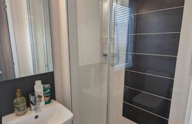 Pet friendly Holiday Home located at 5 Star award winning Shorefield Country Park - within walking distance to Milford on sea Beach - Photo 14