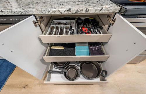 Lakeside Bliss 2BR, 1BA with All Modern Comforts - Foto 17