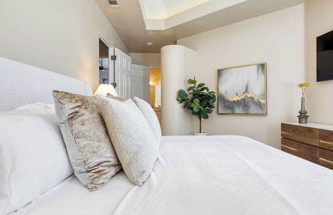 Modern Temecula Mansion w Pool, Hot Tub, Guest House & Valley Views Camila by Avantstay - Photo 27