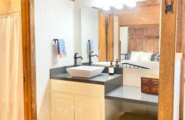 Blufftop Cabin Retreat Hot Tub and Fall Views! - Foto 29