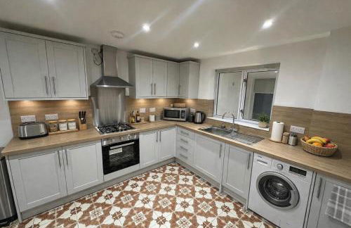 Sleeps 8 Four Bed Contractor Group House Corby Parking - Photo 16