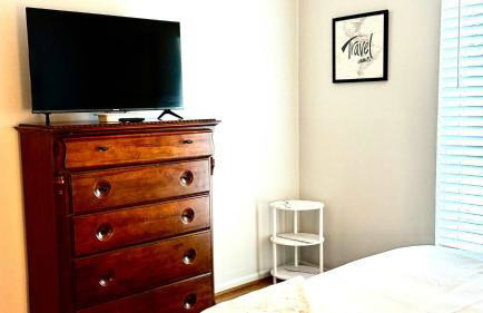 Stylish 4BR Retreat in Cypress - King Bed -Fireplace -Outdoor Patio - TVs in 4 Rooms - Foto 36