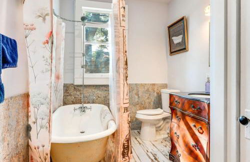 Walk to Downtown Shops and BBQ Home with Fenced Yard - Foto 18