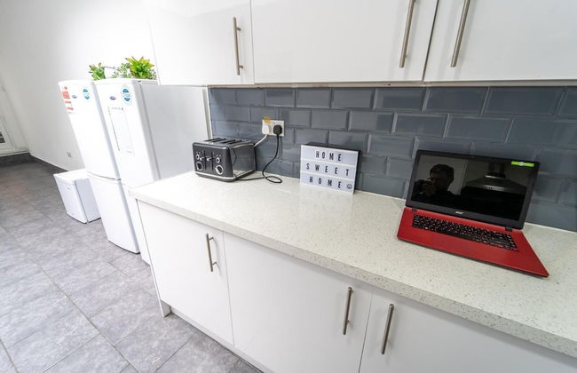 Studio Available Close to Queen Elizabeth Hospital - Photo 7