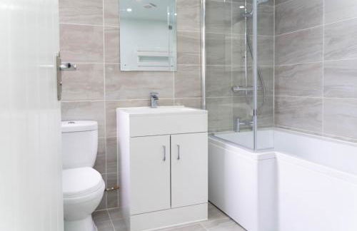 Open Mind Property - 6 Luxury Bedrooms with Free Parking - Photo 19