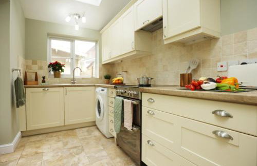 Orchard Place By N And N Stays, Perfect for corporate, contractor teams and families visiting the area, 3 Bed House with Private Parking, Semington Near Bath - Foto 11