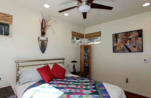 Stunning and Secluded Lakeside Getaway in the Grass Valley of California - Foto 4