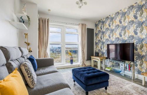 Sun-Soaked- Charming Views Overlooking the Harbour - Photo 10