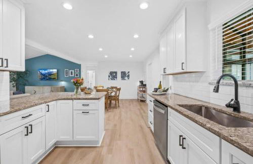 Sapphire Bloom, Boutique Lake Retreat with Hot tub - Foto 1