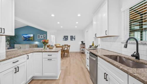 Sapphire Bloom, Boutique Lake Retreat with Hot tub - Foto 1