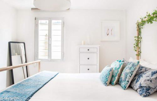 Charming Apartment With Vibrant Accents - Photo 6