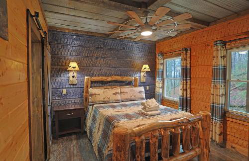 2BR Fishing Cabin w Fire Pit, Hot Tub, EV Charger - Foto 25