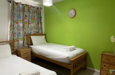 Chic 2 Bed Apartment with Free Parking- Recently Redecorated, 10 Minutes to City Centre - Foto 18