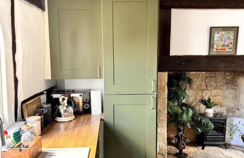 Stylish Tudor Cottage & Hot Tub - Photo 8