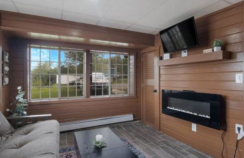 1BR Fife Lake Haven with Fire Pit & Hot Tub - Foto 19