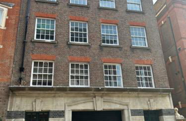 Large 3 bedrm apartment in heart of Theatre Land - Photo 16