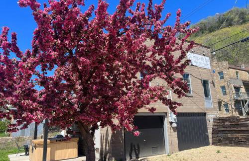 Dragonfly loft, hot tub, river views - Photo 19