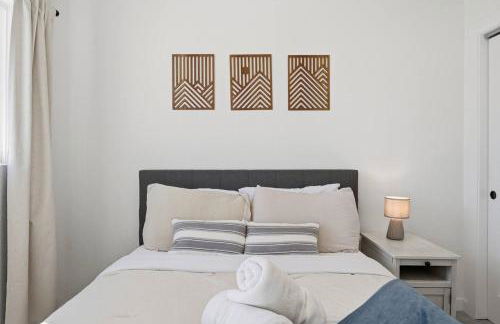 Cozy 2BR Retreat with Backyard Lounge - Foto 6