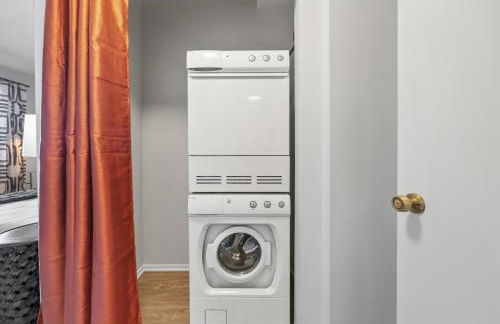 Beverly Hills 2 bed 2 bath Penthouse with Den and Parking 414 - Photo 19