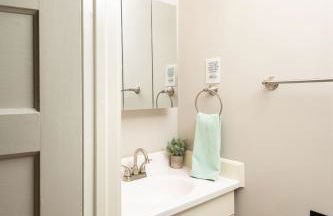 Downtown 3BR Gem - Hot Tub - Covered Parking - Fenced Yard - Foto 17