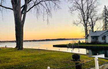 Unforgettable 4 bedroom 3 bath waterfront cabin - Photo 18