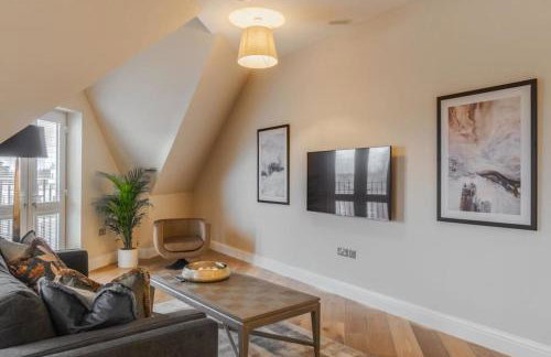 Spacious Luxury Penthouse, 2BR, Private Parking - By Tempstay - Photo 14