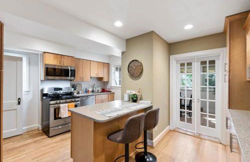 Beautiful 3BR 2BA Colonial House by CozySuites - Foto 22