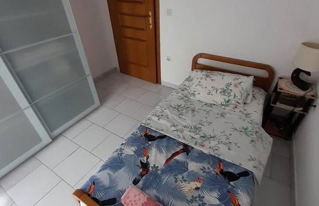 Impeccable 2-bed House in - Photo 3