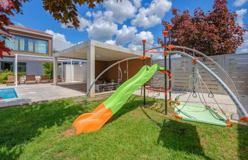 Five-Bedroom Holiday Home In Zminj - Photo 8