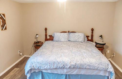 Rest Easy Retreat - 2BR Near SHSU - Pool - WiFi - Free Parking - Foto 44
