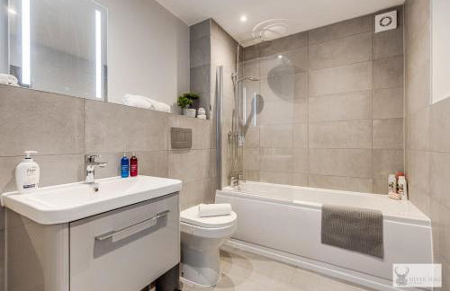 Elegant 5-Bed House with ample parking - Foto 8