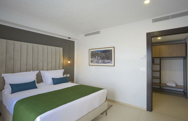 Maia Hotel Suites - Photo 14