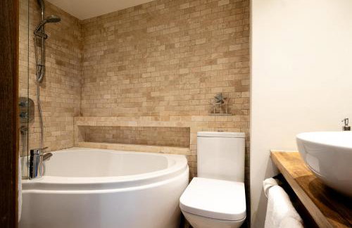 The Coach House - Beautiful Home in Cheltenham! - Photo 59