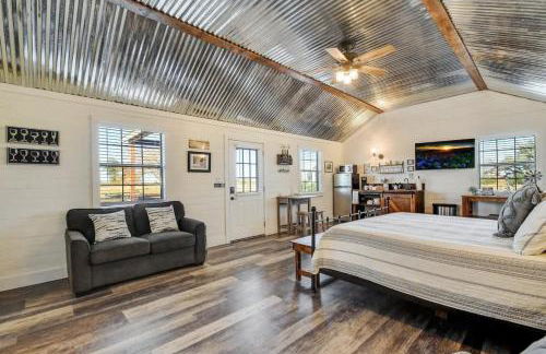 Wine Country Cottage With Scenic Hill Country Views - Photo 8