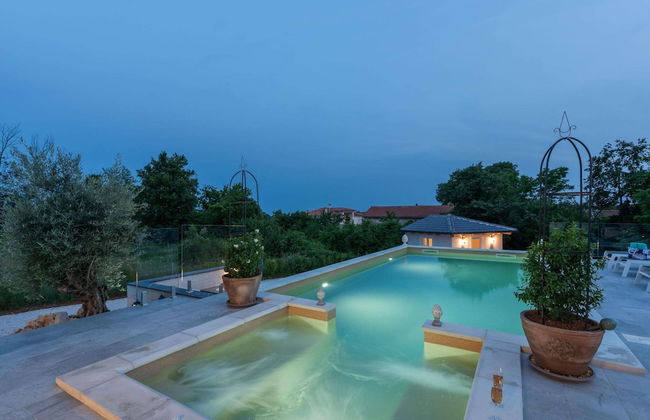 Modern Villa With Swimming Pool and Fenced Garden - Photo 17