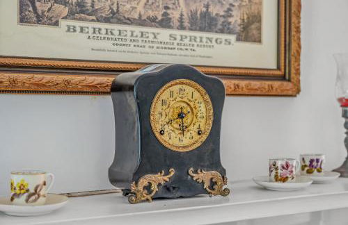 The Manor - Historic Mansion, Wifi, Covered Porch, Screen Porch, King Bed, Walk to Spas, Shops & Restaurants - Foto 72